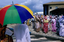 Aérogare;-Aéroport;-Air-Austral;-Archipel-des-Comores;-Avion;-Foule;-France;-Kaleidos;-Kaleidos-images;-Kanga;-La-parole-à-limage;-Laurent-Abad;-Mayotte;-Océan-Indien;-Parapluie;-Stories-Pictures